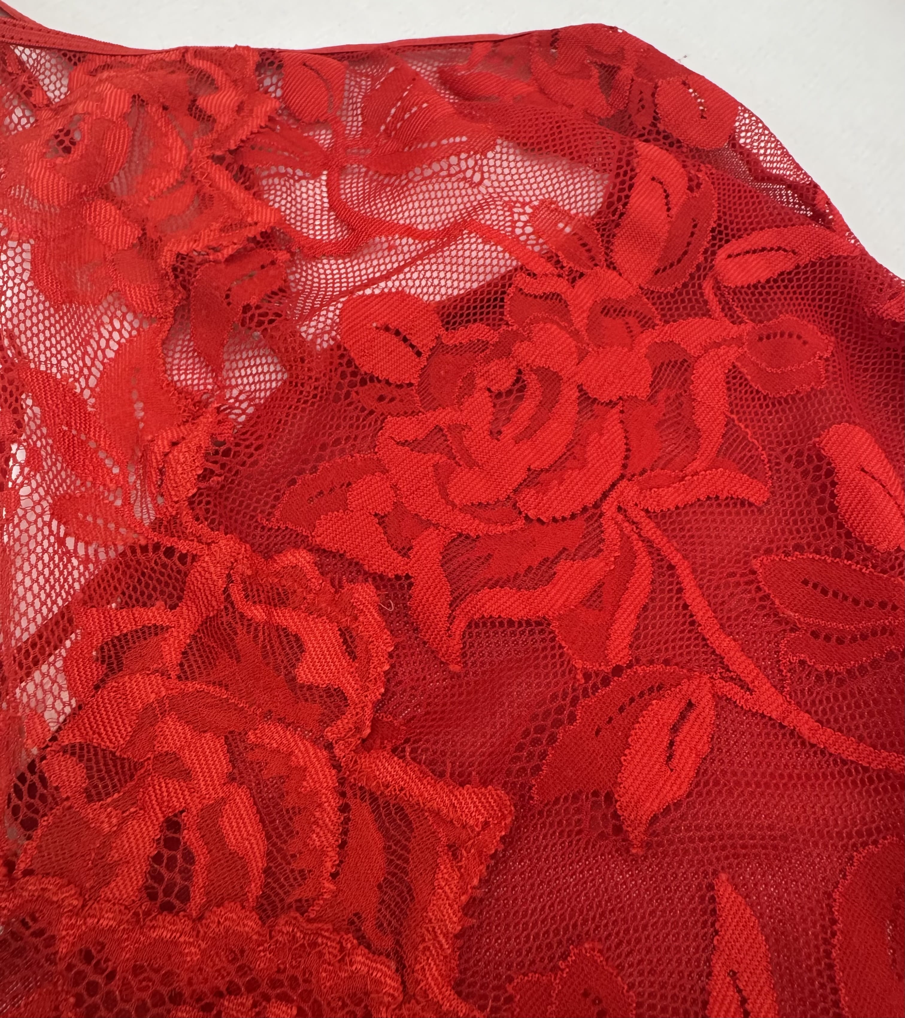 Detalle bordado Teddy Rojo Floral